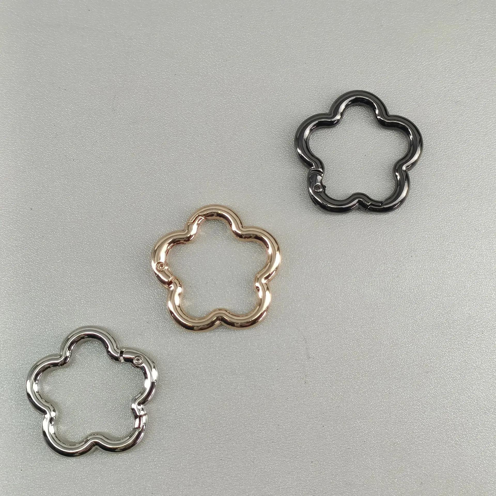 5 Stück Blumenförmige Federringe Karabinerhaken Niedliche Metall-Schlüsselanhänger Karabinerclips für Schlüsselringe Schnallen Taschen Geldbörsen – Detail 8