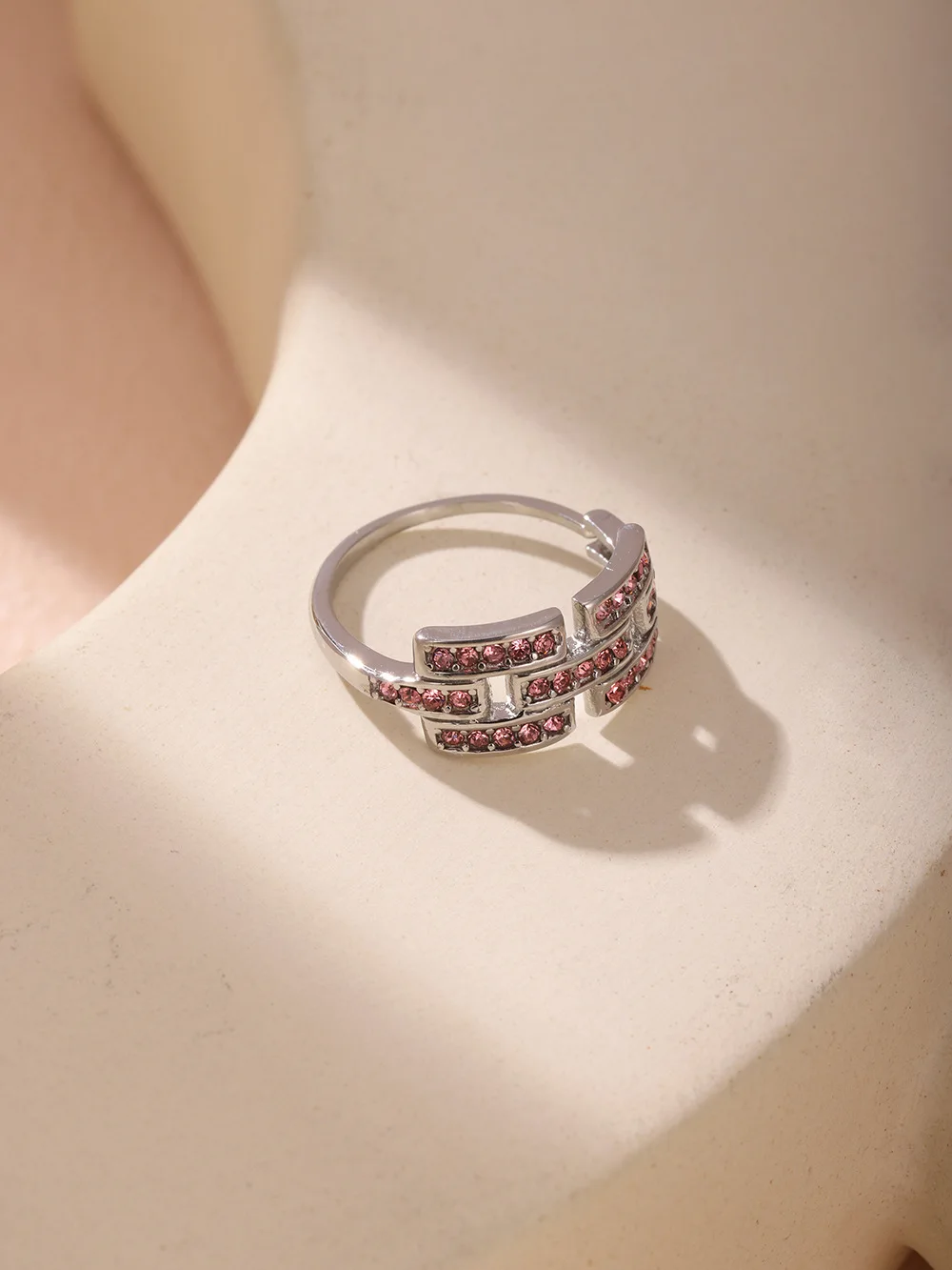 Neuer Edelstahlring für Damen, luxuriöser, farbenfroher Zirkon-Hohlring, Paar-Versprechensring, vergoldeter Hochzeitsschmuck, Geschenk – Detail 10