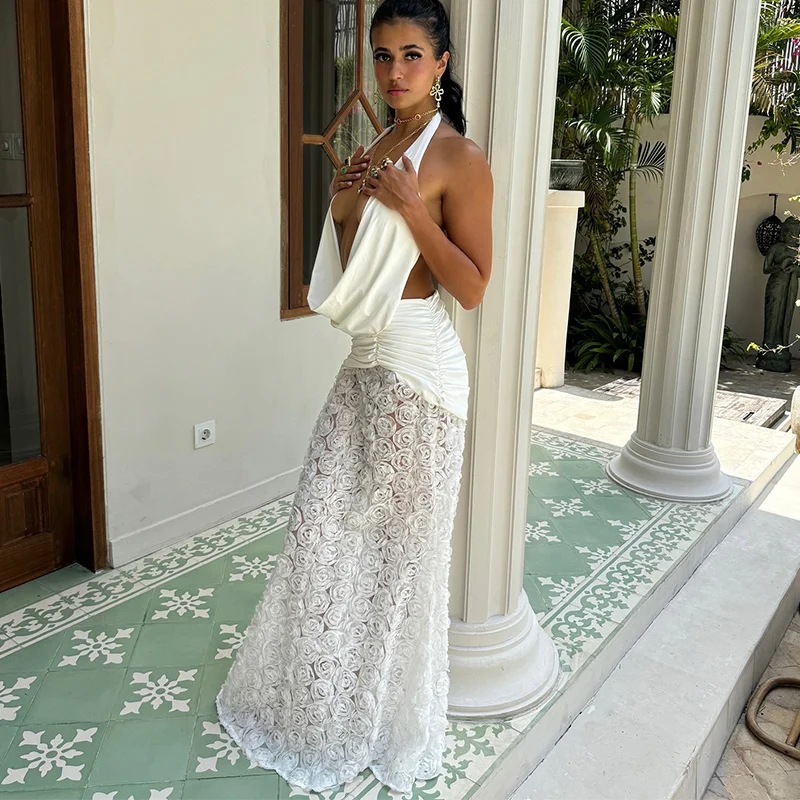 Vestido largo blanco sexy con cuello halter, espalda descubierta, plisado, con flores 3D y escote halter, ideal para fiestas de verano 2025 en la playa.