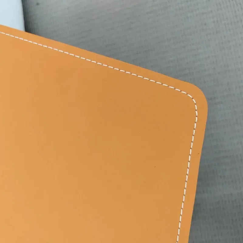 طاولة جانبية فاخرة جلد طبيعي إيطالي بتصميم عصري لغ...