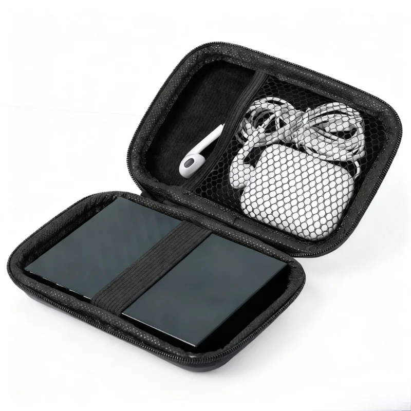 Sac de rangement EVA pour accessoires électroniques contenant une souris et un disque dur, soulignant l'organisation.