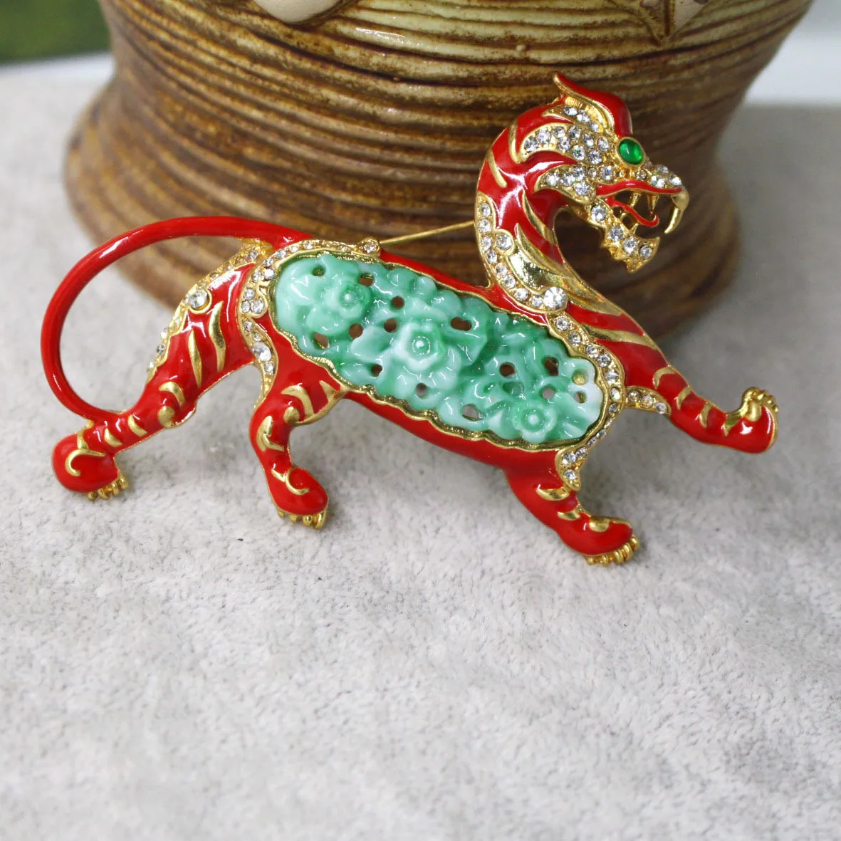 Vintage animal commuting brooch in Europe and America