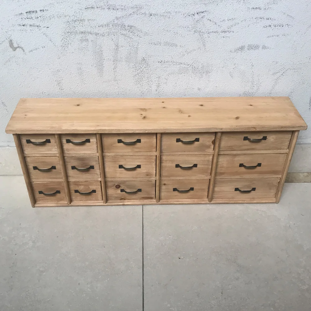 Mueble con muchos cajones pequeños.