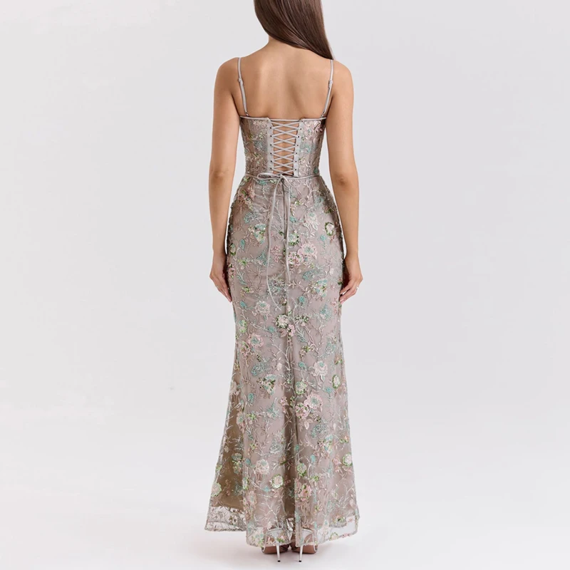 فستان ذهبي بنقشة فاخرة وقصة ميرميد أنيقة