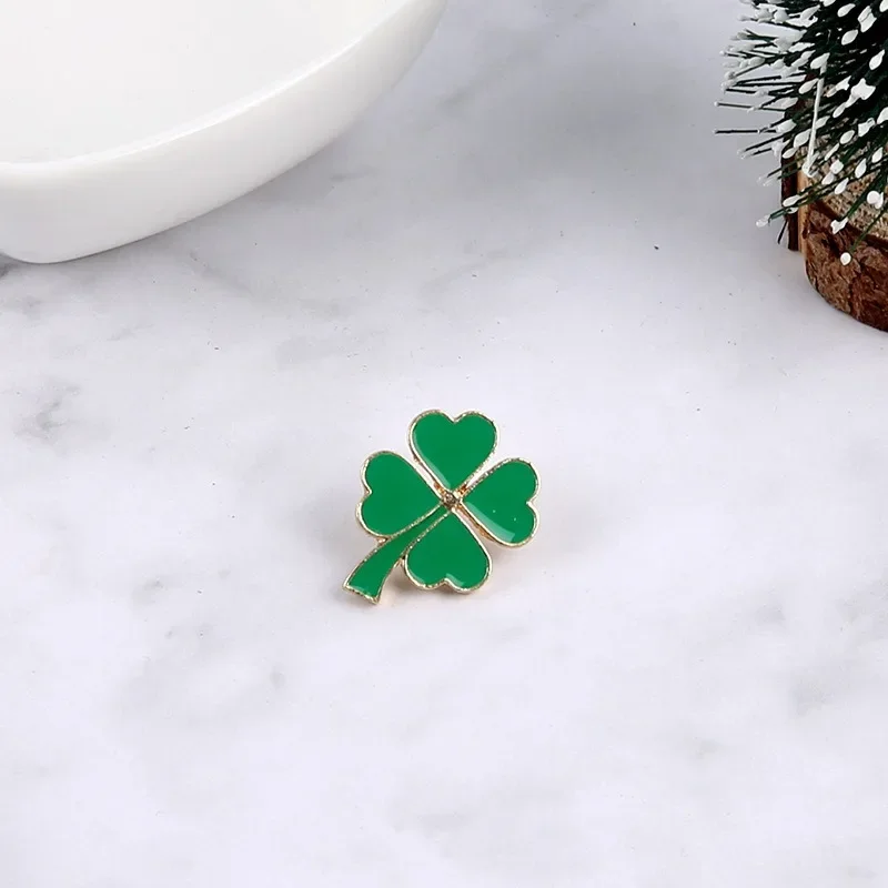 Four-leaf clover brooch alloy badge green plant buckle pin clothing bag