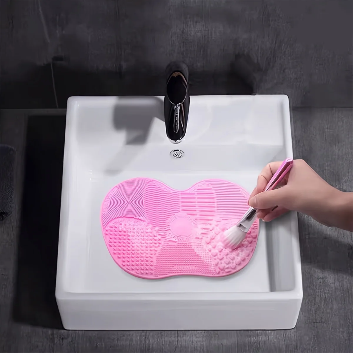 Apple-Shaped Silicone Makeup Brush Cleansing Mat for Deep Cleaning and Residue Removal