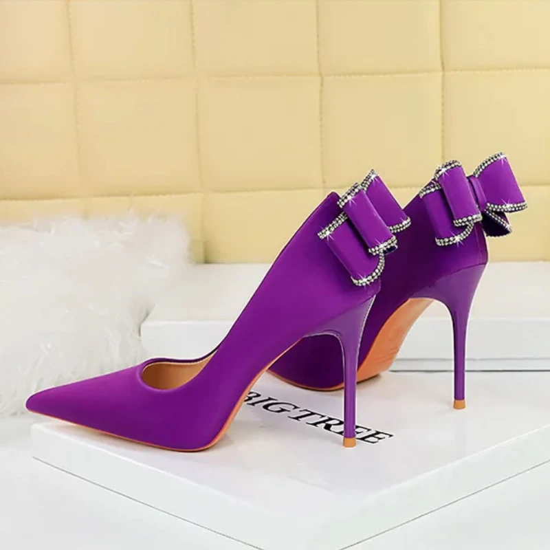 

BIGTREE 2024 шелковые туфли на тонком каблуке женские сексуальные заостренные Кристальные окантовки с бантом-бабочкой Декор однотонные высокие каблуки свадебное платье