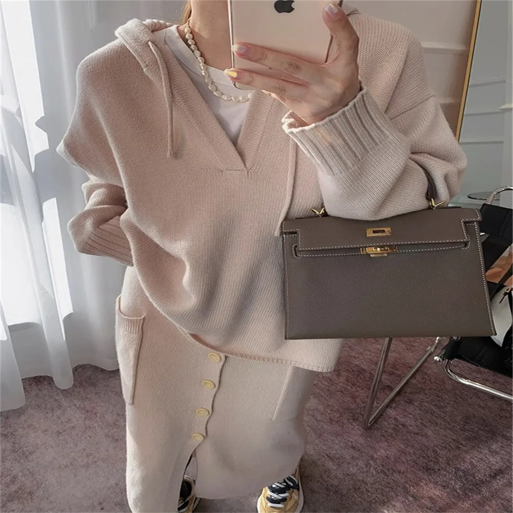 Рисунок 3 - Женский Вязаный топ с капюшоном и шерстяное платье