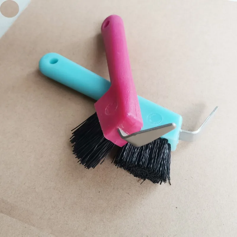 1pc Anti-Slip Soft Grip Hoof Pick Rubber With Brush Plastic Horse Hoof Care Grooming Horseshoe Brush Professional Cleaning Tools 4
