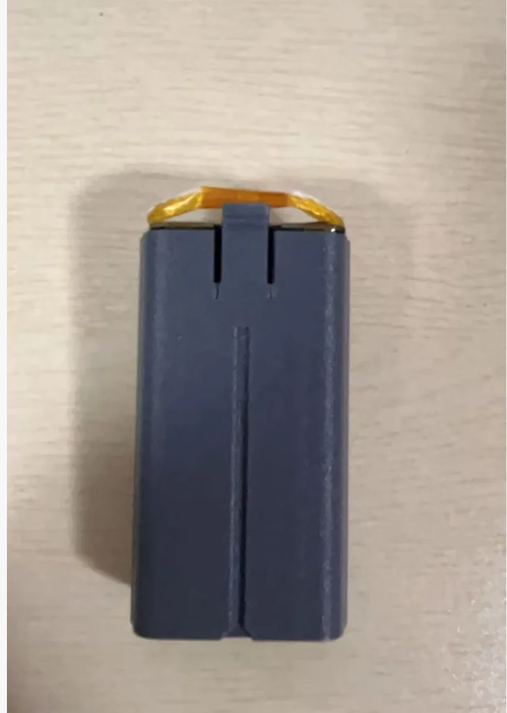 Batterie DJI Mini 2 4250mAh avec autonomie 40min, posée sur fond blanc, vue de face.