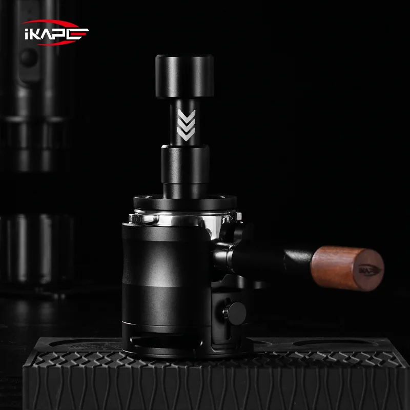 مكبس الإسبريسو IKAPE V6، المزود بخاصية التغذية الراجعة الصوتية، متوافق مع الفلاتر المحمولة بأحجام 51 مم/54 مم/58 مم، ويتميز بنوابض قابلة للتبديل بأوزان 15 رطلاً/30 رطلاً.