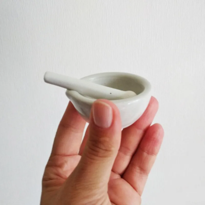 Herb Grinder Pestle and Mortar Mini Household Ceramic Mortar Pestle Set Grinding Bowls for Kitchen Spices Teas Garlic Pepper Grinder Mini Herb Mills Size