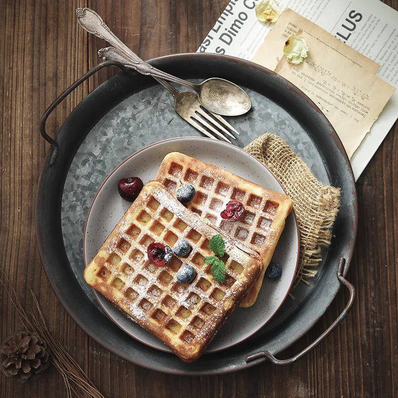E2 European Retro Metal Plate Dishes With Handle Round Vintage Storage Bread Tray Home Decoration Tableware Dinner Plates Sets