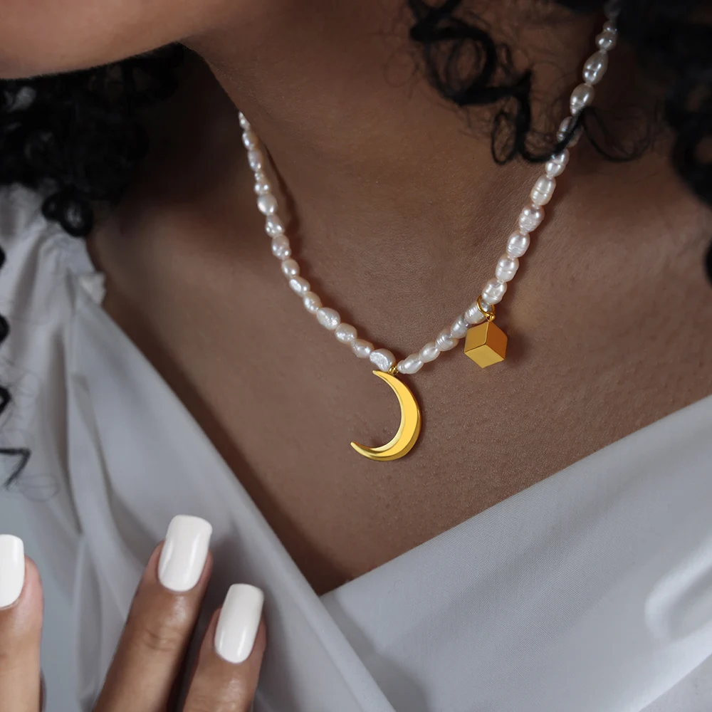 

Summer Fashion Pearl Necklace Women'S Stainless Steel Gold Plated Moon Pendant Elegant Luxury Designer Jewelry Accessories Sale