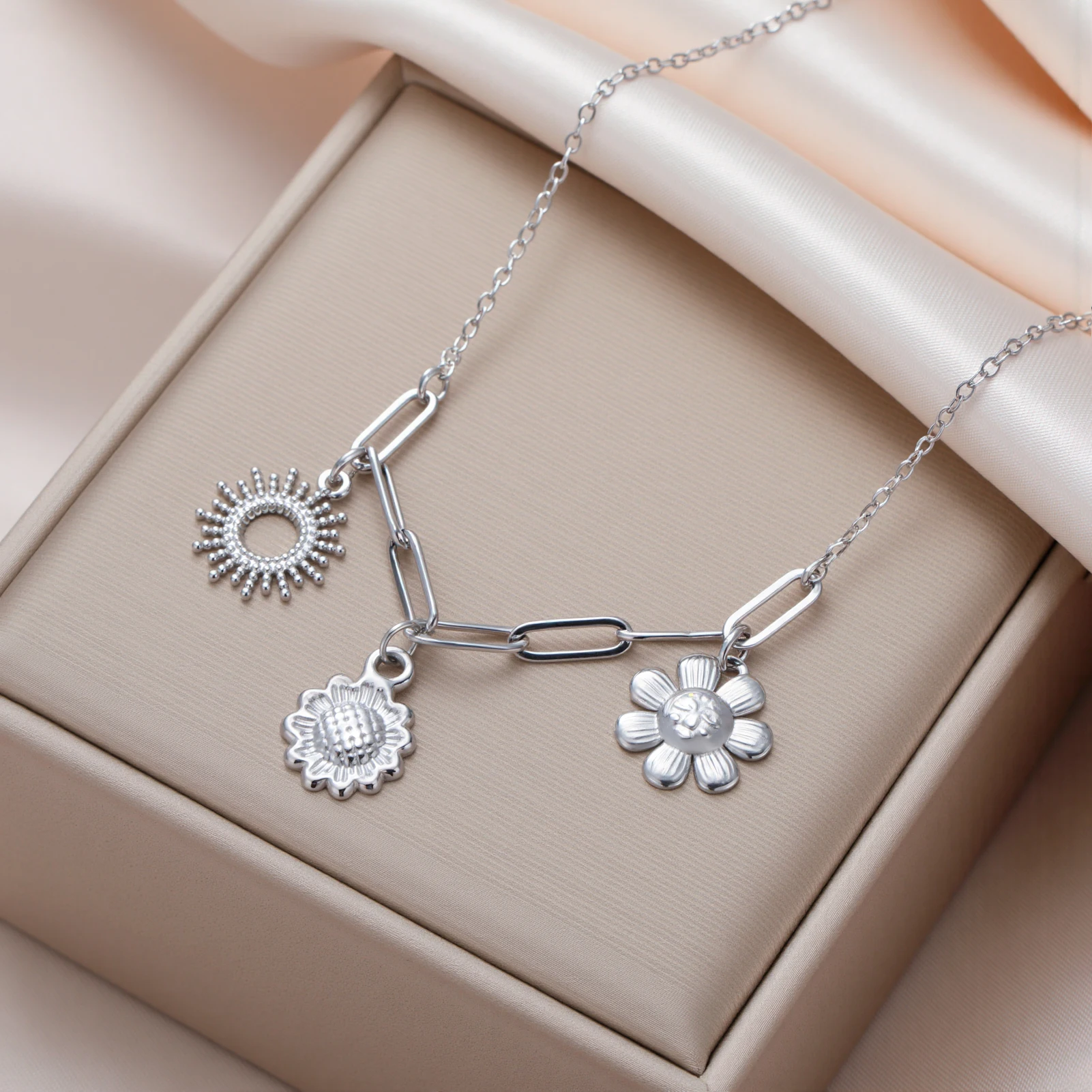 COOLTIME Sonnenblumen-Anhänger-Halskette für Damen, Edelstahl, Modeschmuck, Geschenk, Großhandel – Detail 2
