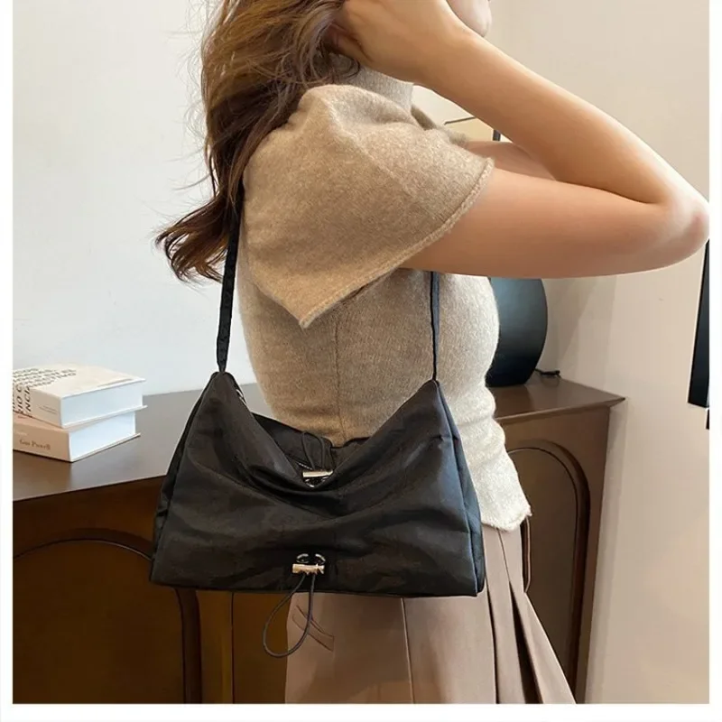 

New Winter Underarm Female Bag Fashionable Niche Style Pleated Shoulder Bag Large Capacity and Textured Handbag for Women