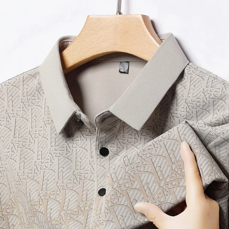 Polo da uomo con risvolto jacquard a lettere, abbottonatura a tinta unita, manica corta in rete traforata, traspirante, per uso quotidiano e lavoro - immagine 2