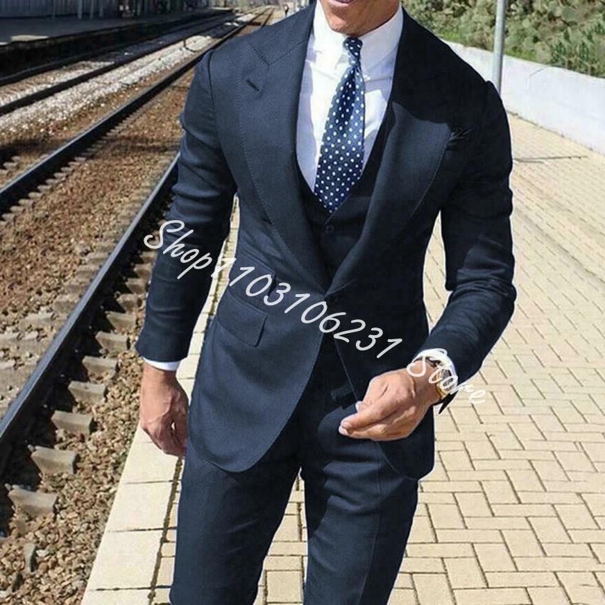 Рисунок 2 - Черные мужские костюмы