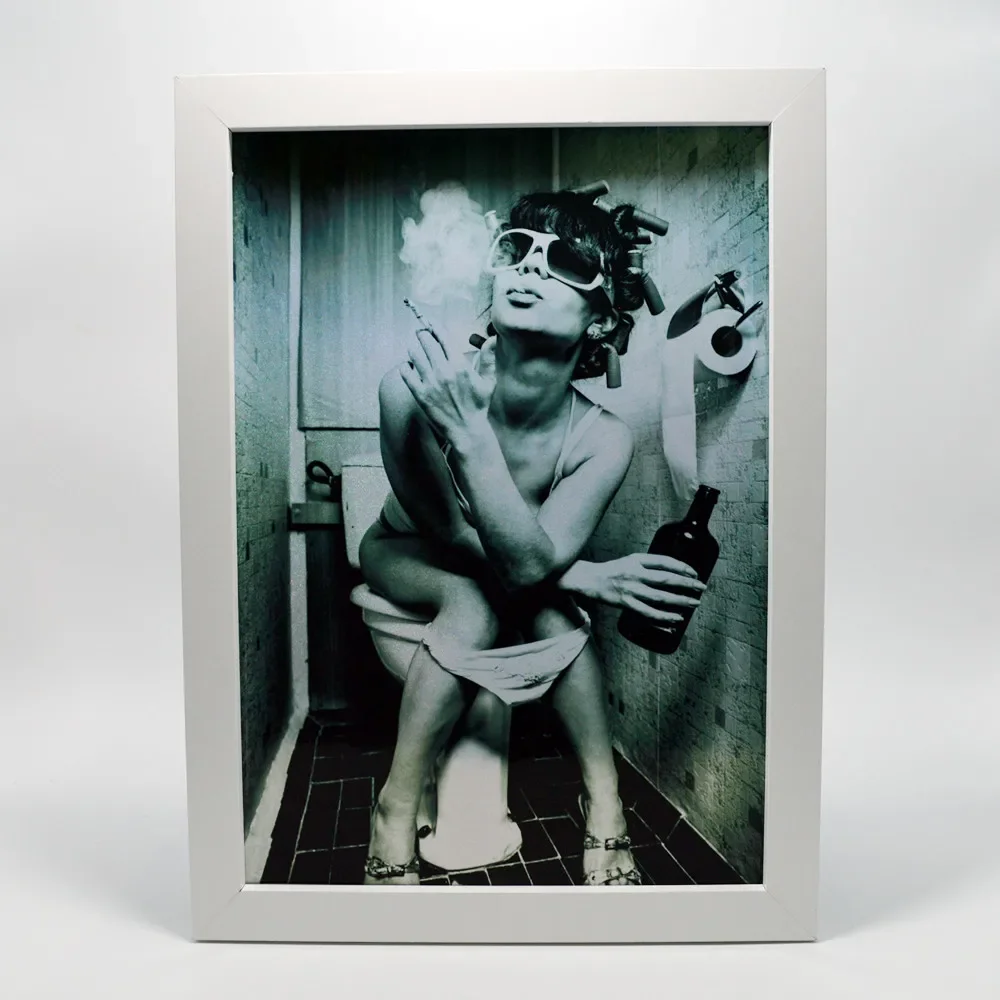 

Девушка курить и пить в туалете привлекательный художественный плакат настенная Таблица-винтажная настенная живопись голографические виниловые наклейки на стену