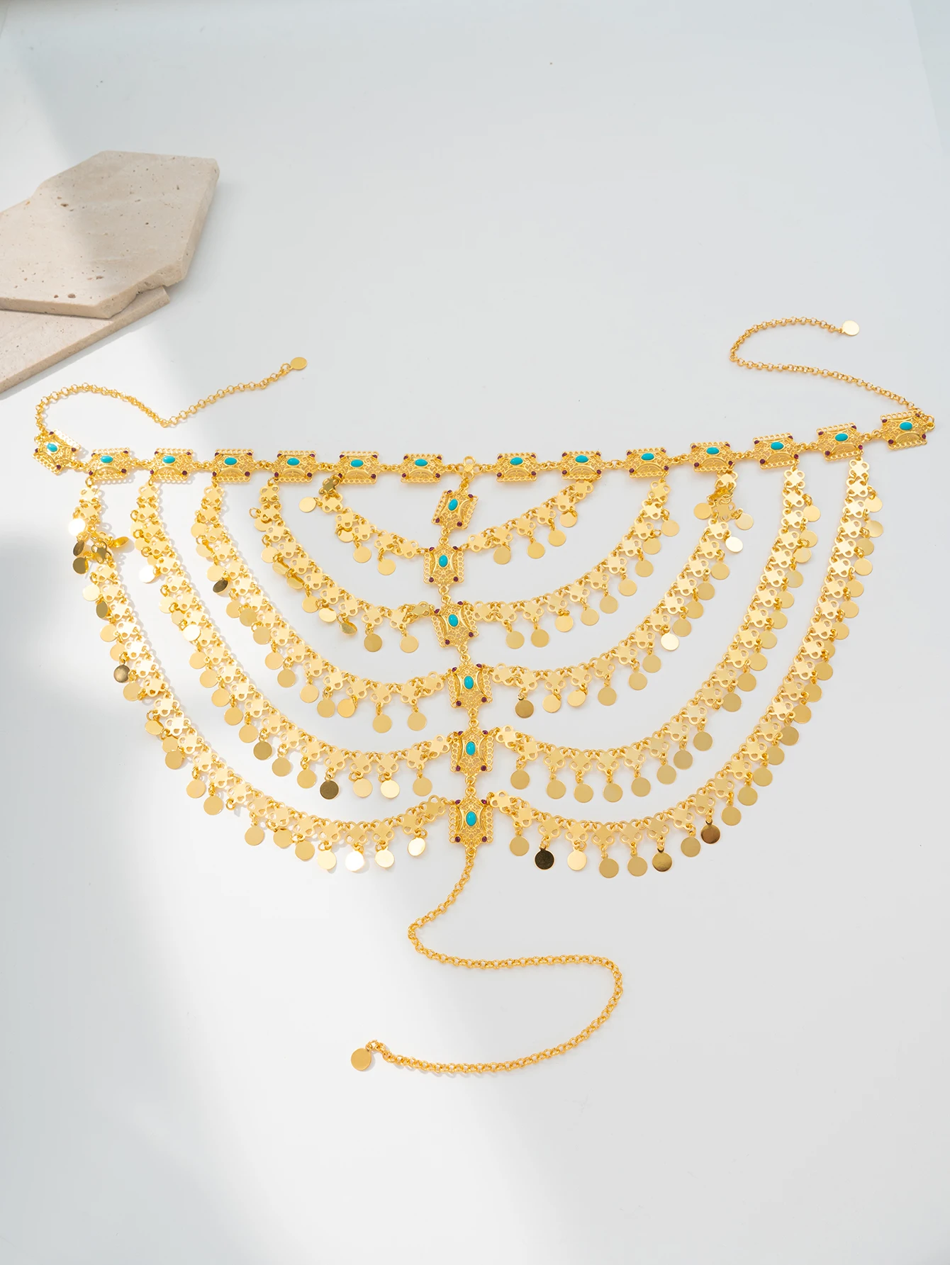 غطاء شعر ذهبي بعملات متدلية ولمسات فيروزية