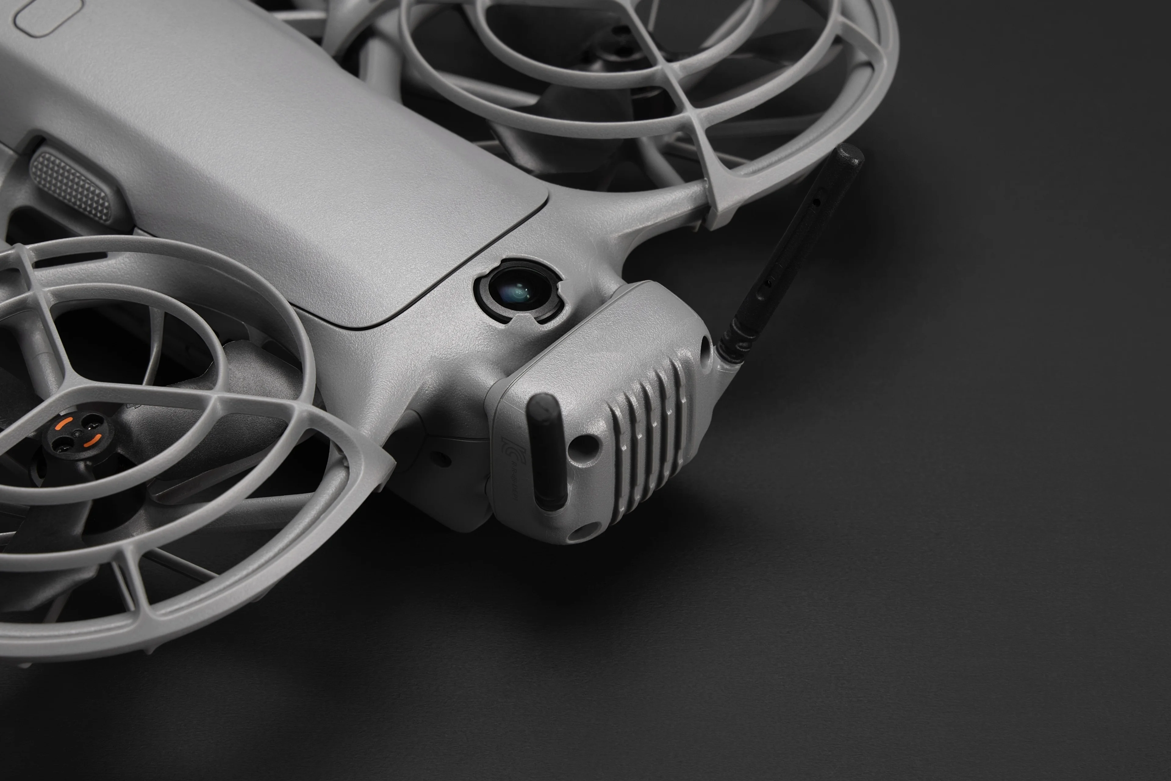 Module de transmission d'image numérique DJI Neo 2 avec antennes dépliées, accessoire original pour drone, sur fond gris.