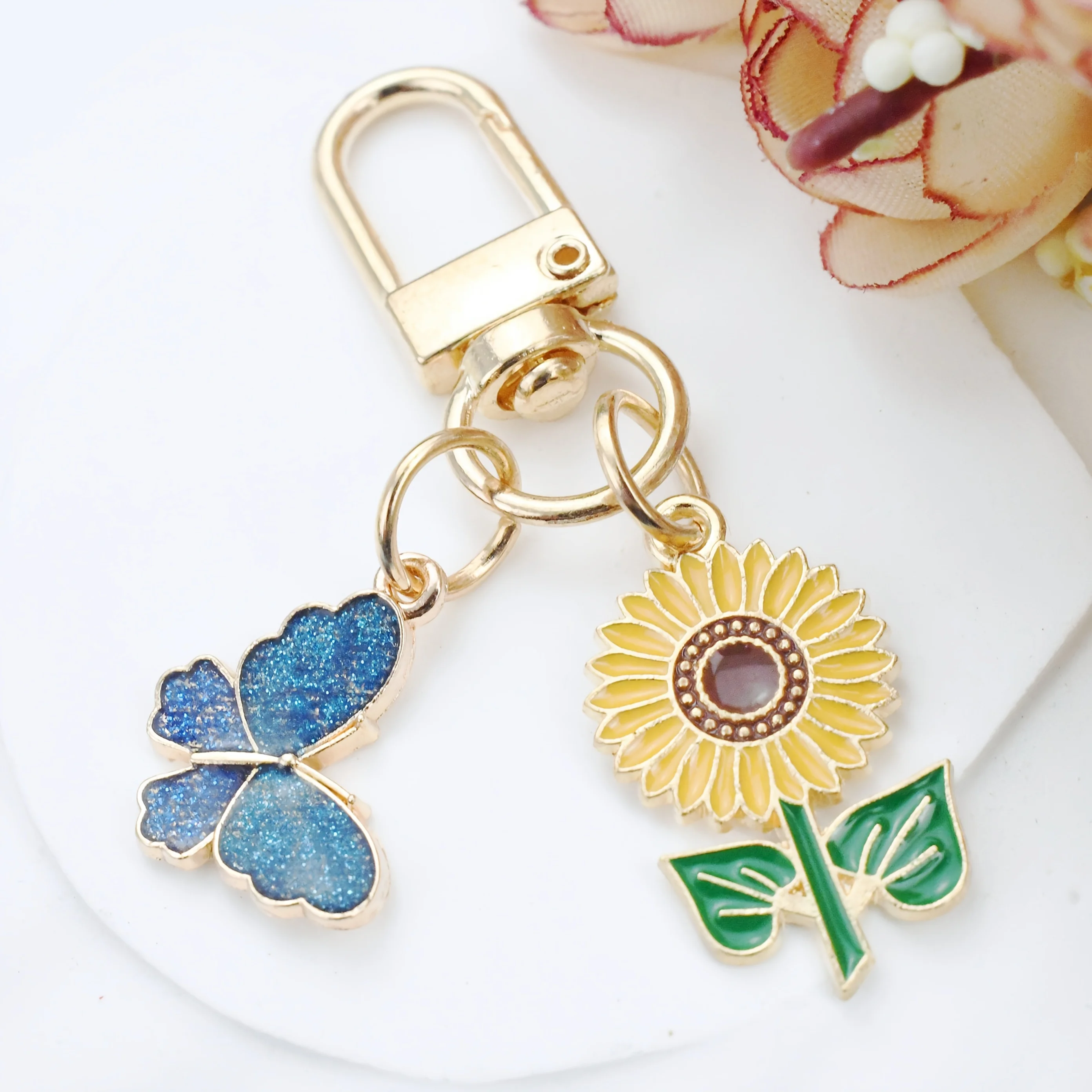 1 Stück Emaille-Schmetterling-Sonnenblumen-Metall-Schlüsselanhänger, Niedlicher Insekten-Blumen-Charm, Schlüsselring, Tragbarer Taschenanhänger, Autoschlüsselanhänger, Damenschmuck