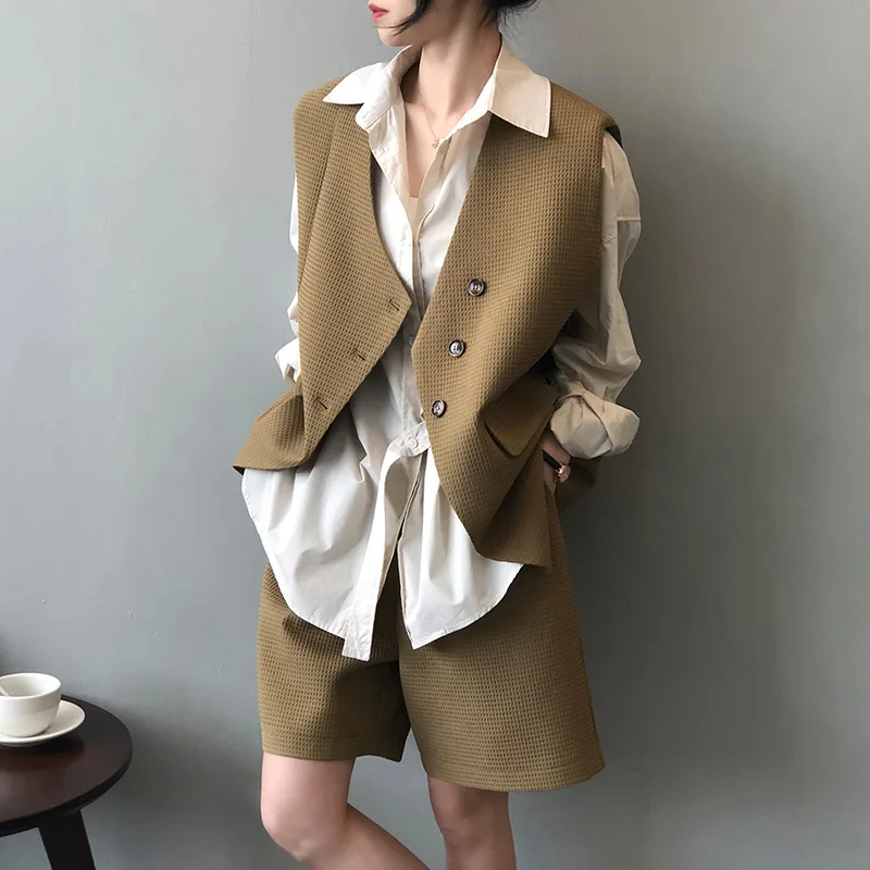 

Set Women's 2023 Spring New Fashion Loose Casual Sports Design Sense V-Neck Pair with Vest Shorts Two Piece