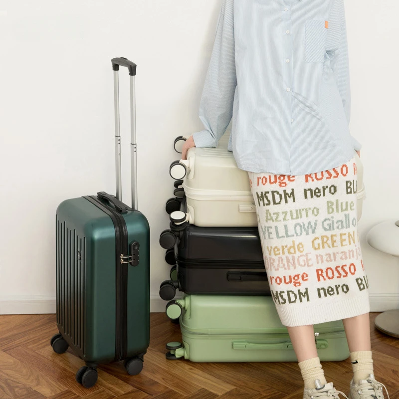 Рисунок 4 - Женский чемодан на колесиках для