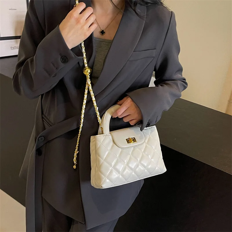Diamond Pattern Chain High-Grade Mobile Phone Female Crossbody Small Square 2024 Embroidery Thread New Square Bag