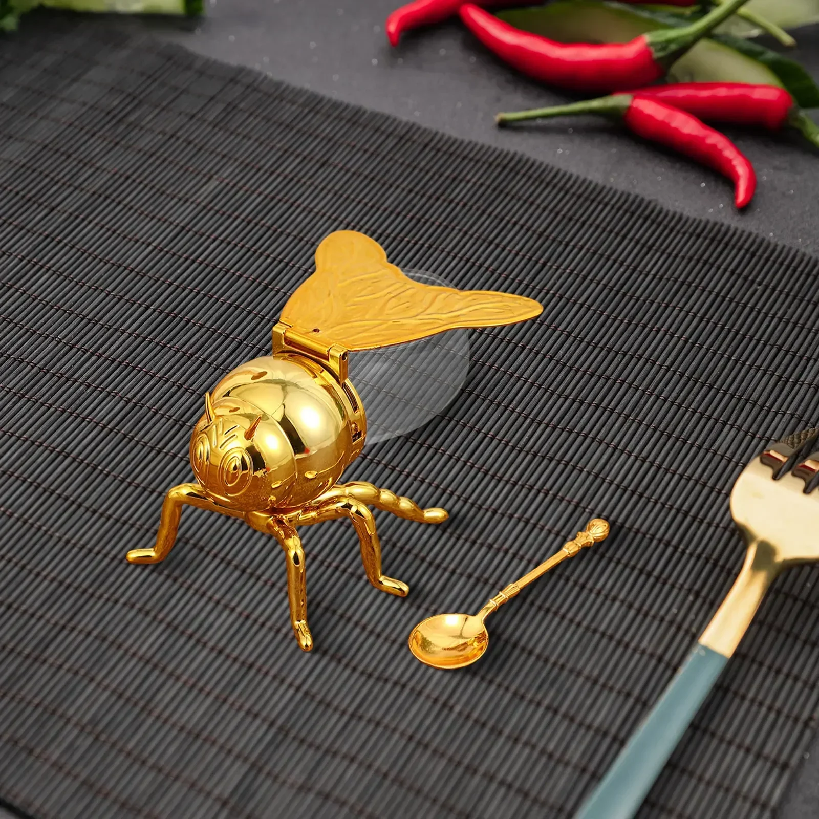 Creative cartoon Bee Shaped Seasoning Jar Honey Pot with Spoon for Kitchen Decor Festive Parties condiments oil Storage Holder