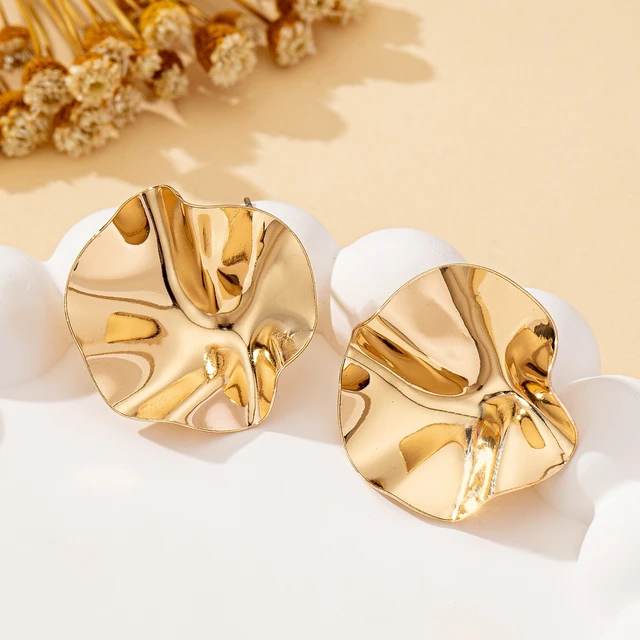 Une paire de boucles d'oreilles en métal rondes irrégulières, bijoux