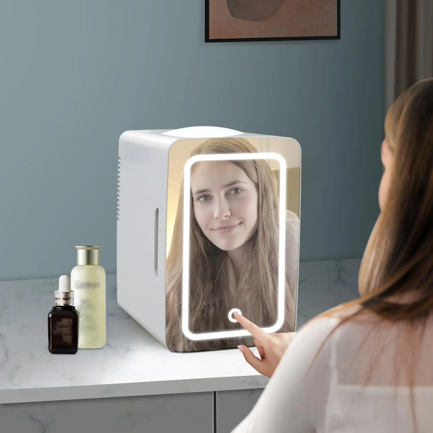 ثلاجة تجميل بباب مرآة LED