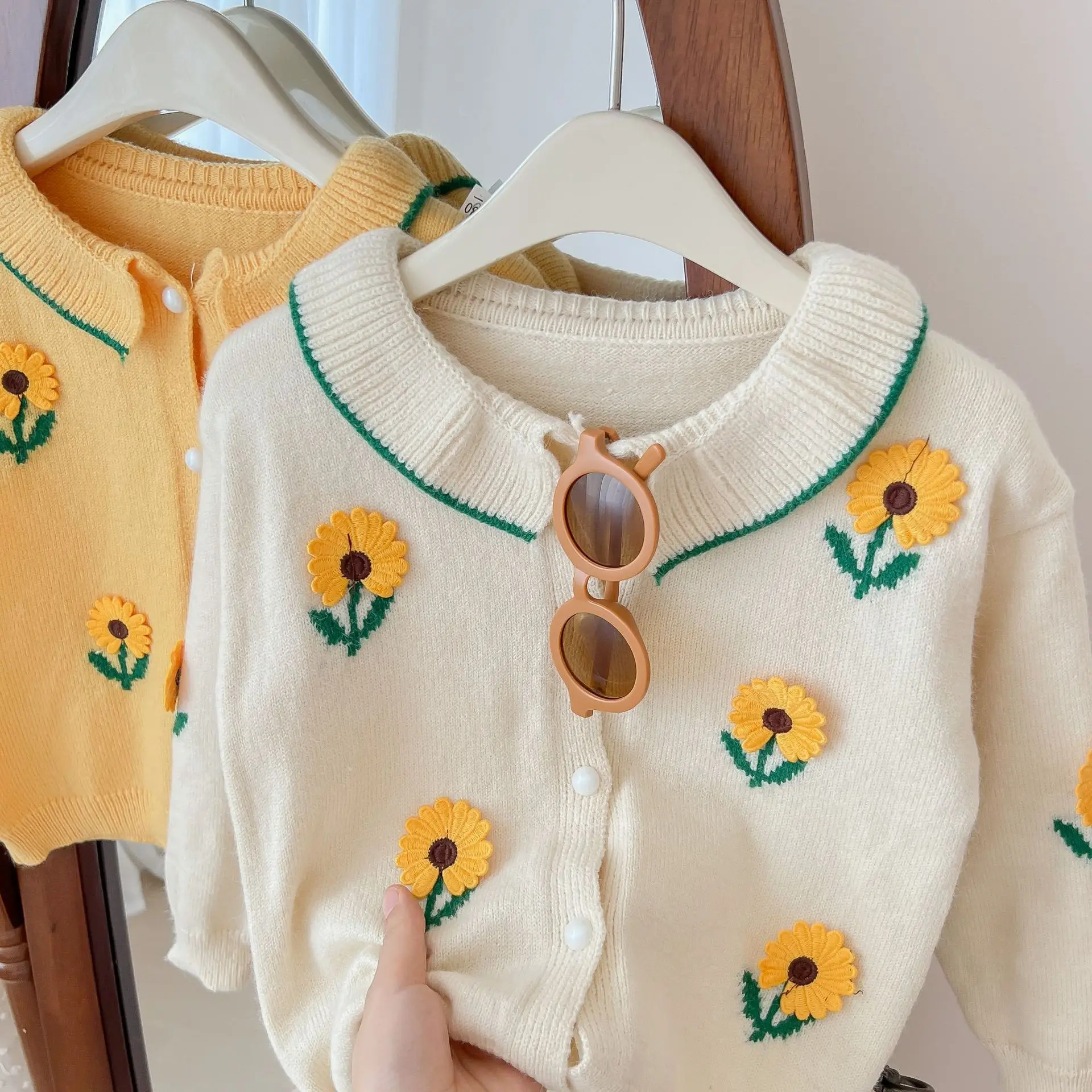 

Autumn Sweater Coat Children Clothes Girls' Knitted Cardigan Fashion Daisy Applique Round Collar Korean Style Sweater Coat