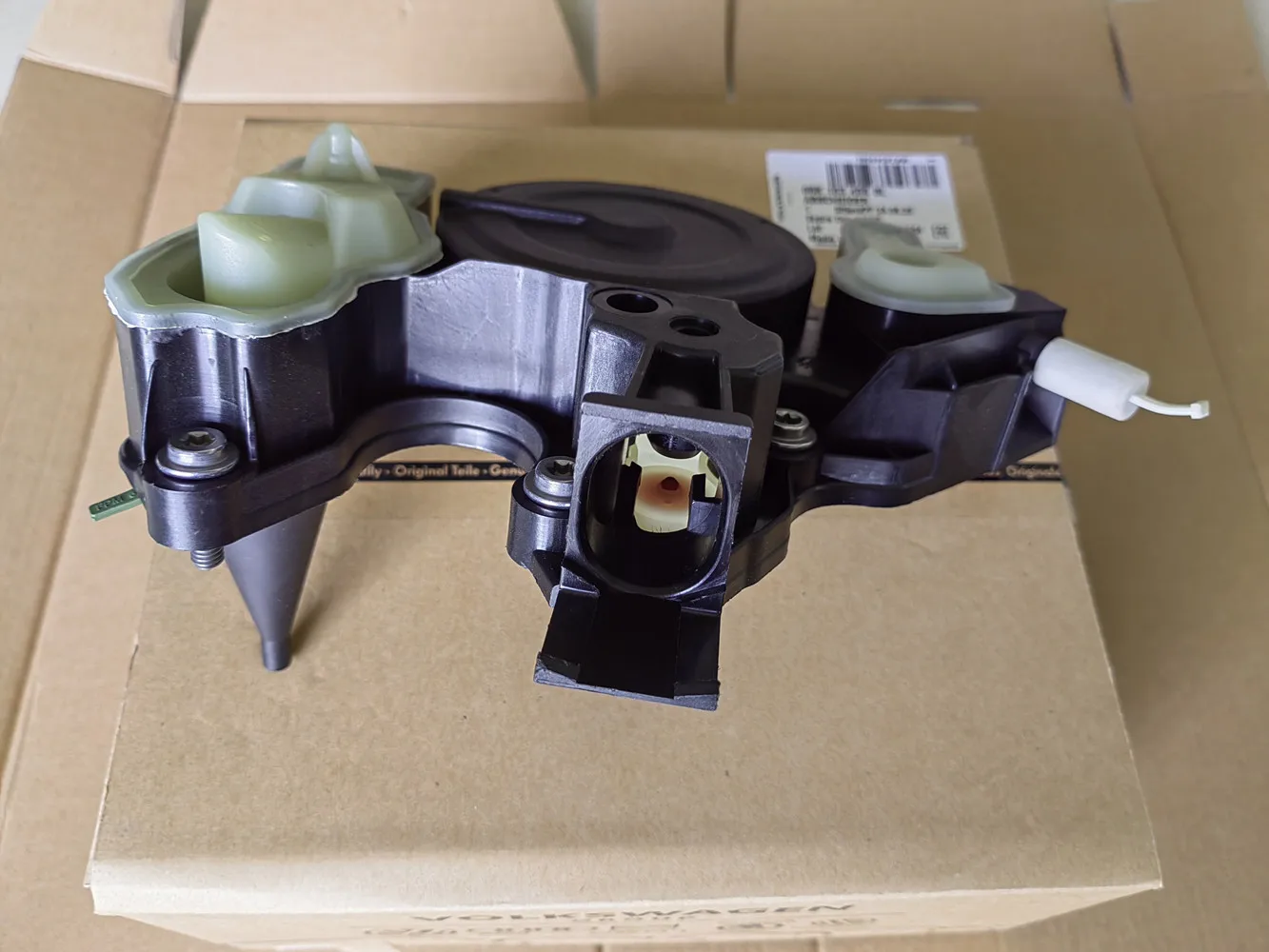 Oil Separator PCV Crankcase Vent Valve 06K103495BL for Audi A3 A4 A6 Q3 TT Golf 06K103495R / 06K103495T / 6K103495AF