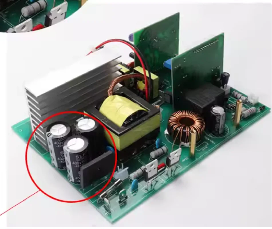 Chargeur multiport Li-ion 26S-28S 9A branché sur une prise secteur 110-230V, prêt à recharger une batterie de vélo électrique.