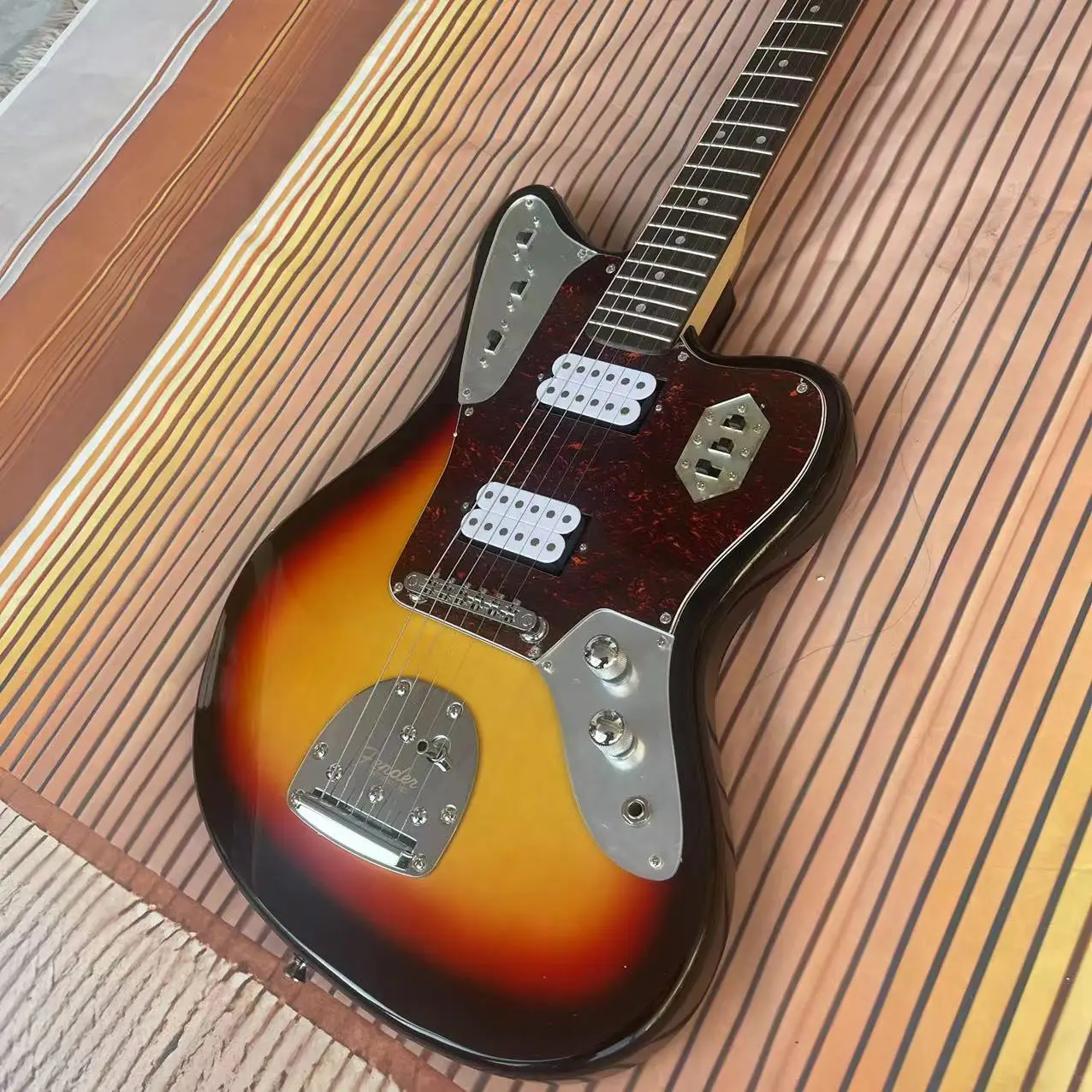 

Электрическая гитара с 6-струнным разделенным корпусом, корпус цвета заката, с высоким блеском, фингерборд из розового дерева, дорожка из клена, красновато-коричневая