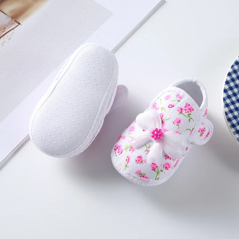 0-1 Year Old Girls' Shoes Love Decoration Floral Soft Sole Cloth Shoes Versatile And Non Slip Baby Walking Shoes 2