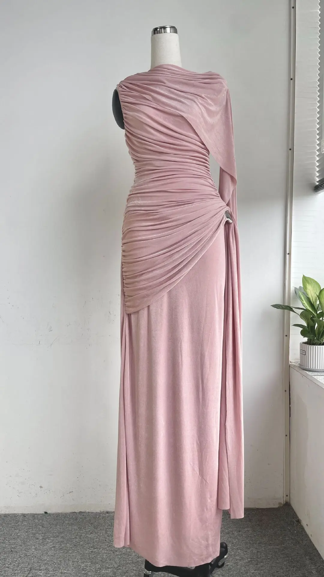 فستان نسائي ضيق غير متماثل بلون سادة مكشكش بدون أك...