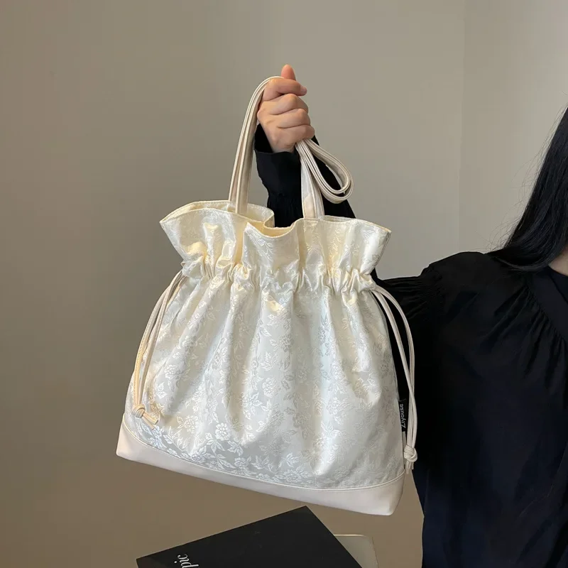 thumbnail image 1 of Nueva versión coreana de bolso de mano de nicho chino, bolso plisado de gran capacidad de alta gama para mujer, bolso de hombro informal para viajeros, 1 of 5