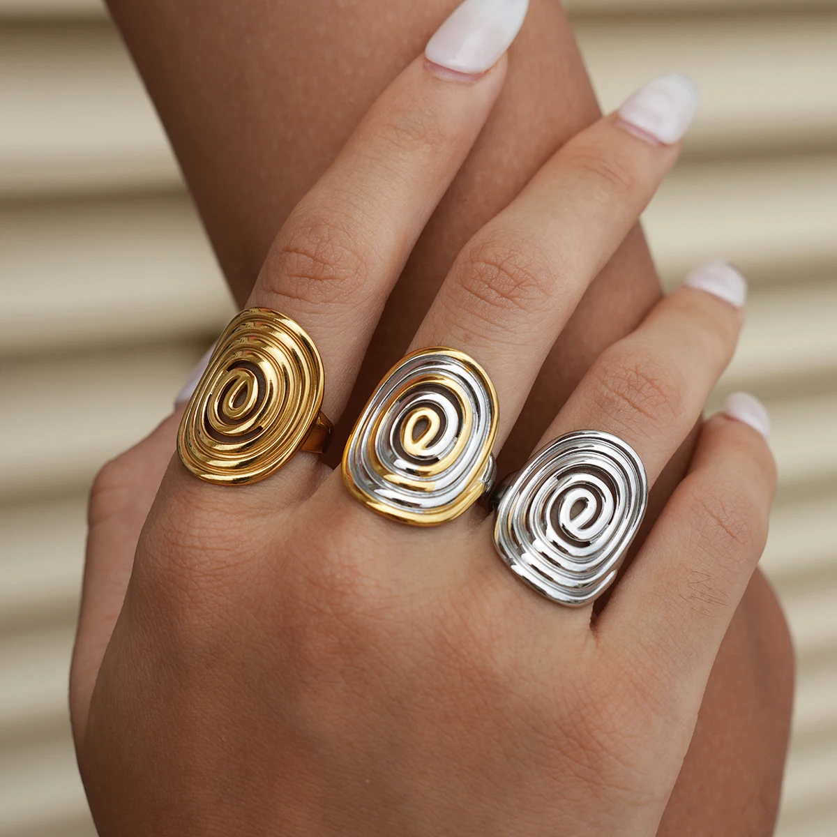Geometrischer, 18 Karat vergoldeter Edelstahl, spiralförmiges Design, geschlossener Ring, Damen-Metallstruktur, wasserdicht, für jeden Tag, einfach, modisch, Jude