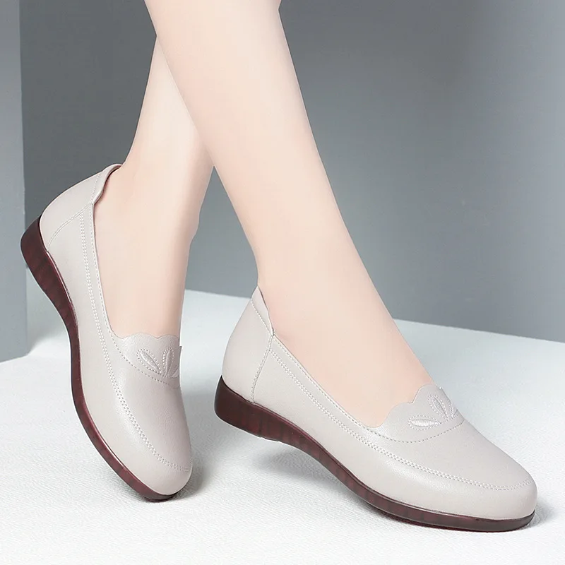 New Leather Mother Shoes Comfortable Soft Bottom Non-Slip Flat Shoes Women'S Round Toe Middle-Aged And Elderly Women'S Leather