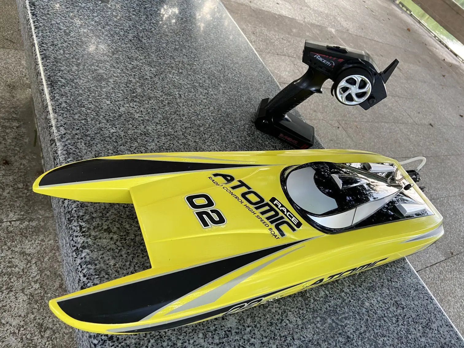 S011 27.5 Inch Remote Control Boat Speedboat for Hobby Adult Boys Racing RC Boat 65 km Wh (40.38 mph) Brushless Motor with 2 Lip 5