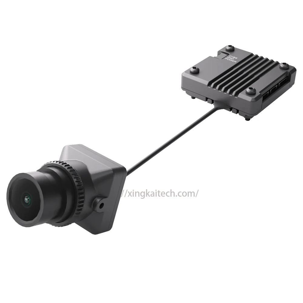 Drone FPV équipé de la caméra infrarouge CADDX V2 en vol de nuit, capturant une image thermique nette.