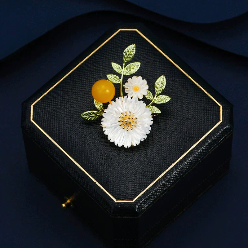 Elegant Sweet White Flower Brooch Pins for Women Girls Jewelry Small Daisy Green Leaf Yellow Bead Charms Brooches Gifts