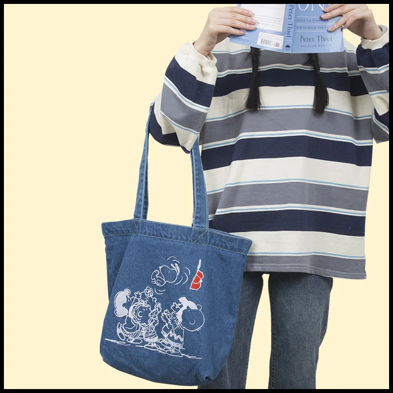 thumbnail image 3 of Bolso de hombro de mezclilla de gran capacidad de Snoopy Bolso de mano moderno y versátil Bolso de compras portátil para viajes Regalo para amigos y estudiantes, 3 of 6