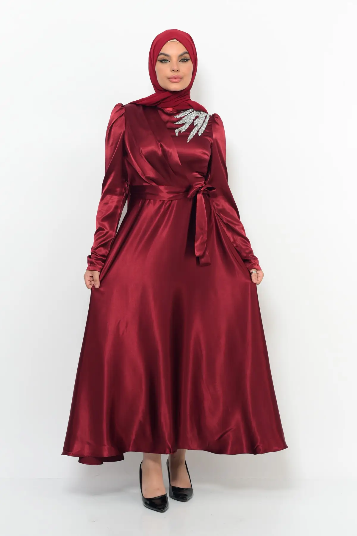 robe-en-satin-design-robe-de-soiree-avec-des-pierres-sur-l'epaule-robe-hijab-robe-caftan-musulman-turquie-islam-tissu-jilbab-ramadan