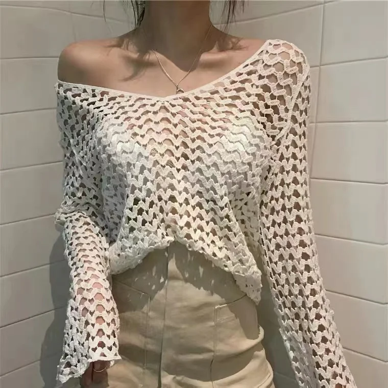 thumbnail image 1 of Blusa de punto calada con bordado de corazón y manga larga de crochet transparente para mujer, estilo bohemio, para vacaciones y playa, 1 of 5