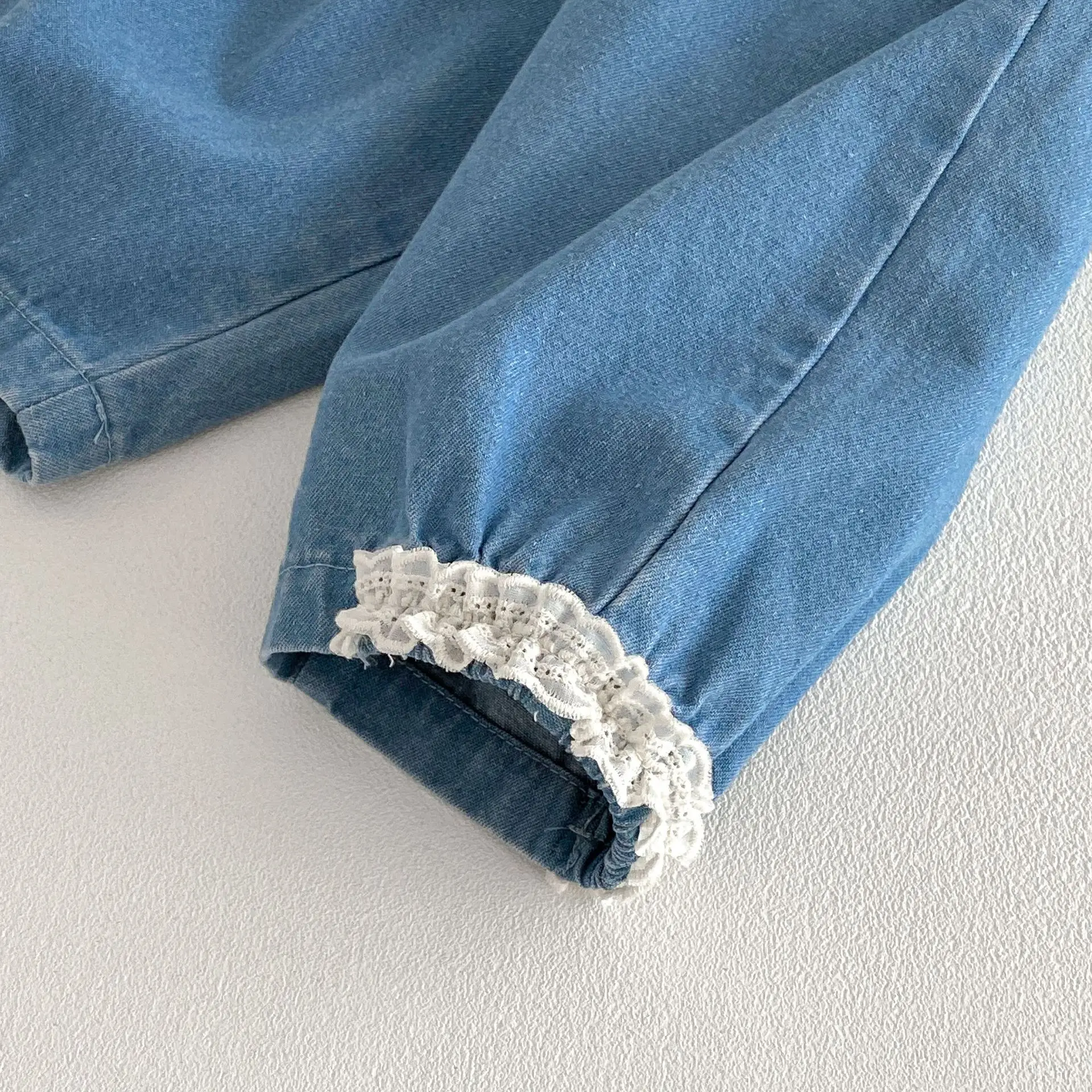 بنطلون جينز للفتيات بخصر مطاطي وحواف دانتيل للأطفال من 0-5 سنوات، موديل ربيع 2026 بأسلوب كوري، ملابس مريحة للفتيات