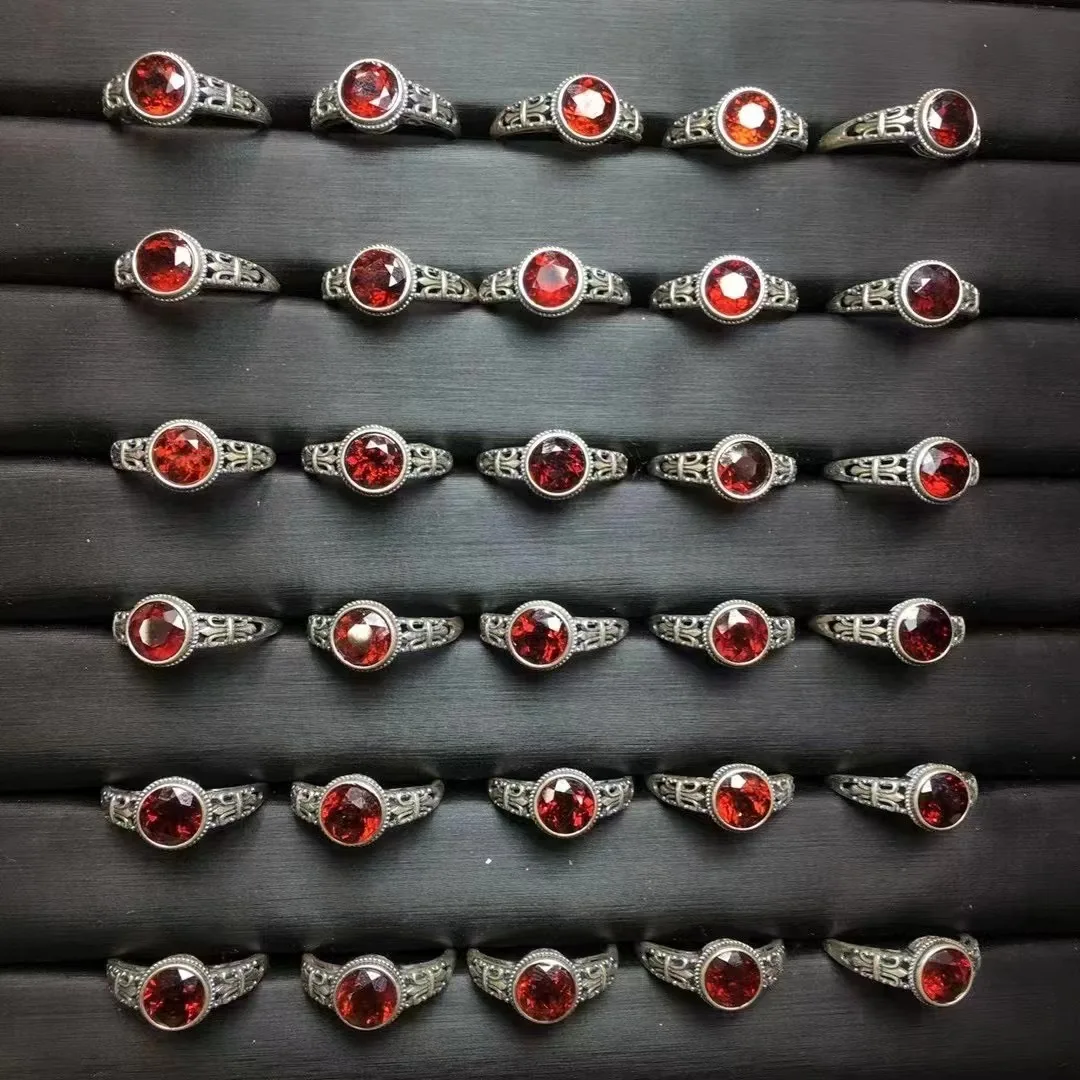 

Единица цельнокроеного кольца из серебра 925 пробы с натуральным гранатом