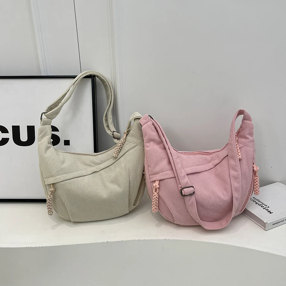 Borsa A Mezzaluna In Velluto A Coste Donna Con Tracolla Regolabile E Ciondolo Stella - Nera - 4